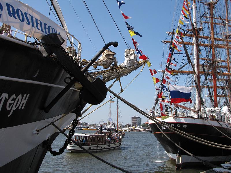 delfsail_tall ships.jpg - Plaatje van de haven met links de Kruzenshtern en rechts de Sedov.
